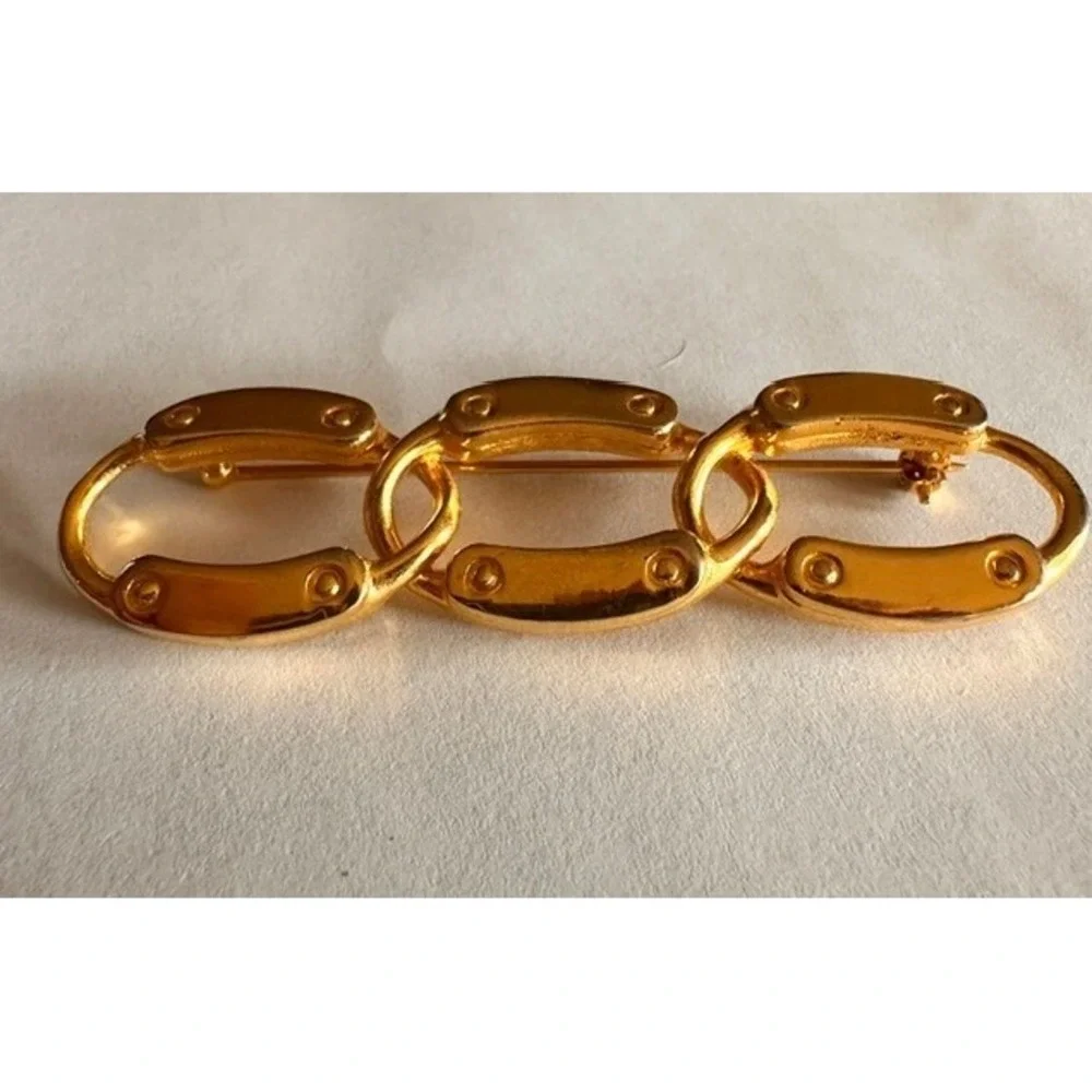Vintage Gold Tone‎ Interlocking Oval Link Brooch Industrial Rivet Detail Pin